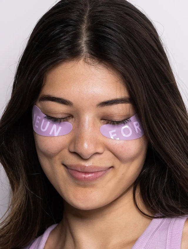 model posing with Jeuneora reusable eye masks